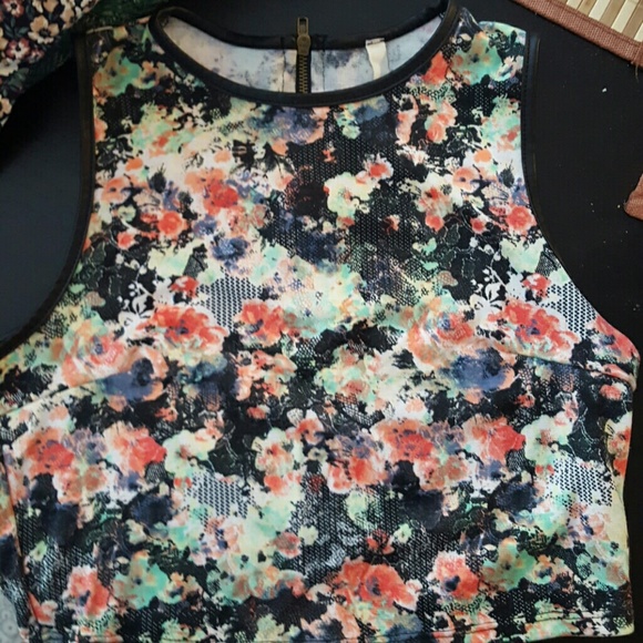 Crop top - Picture 2 of 3