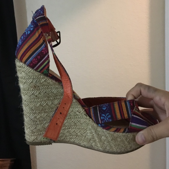 Tropical wedge with straps