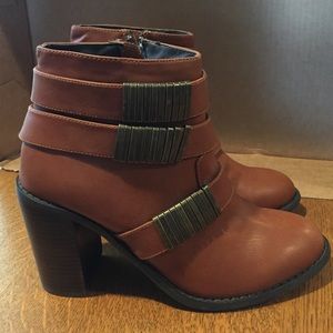 New size 5 ankle boots