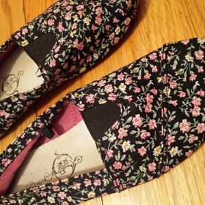 Toms- style flats