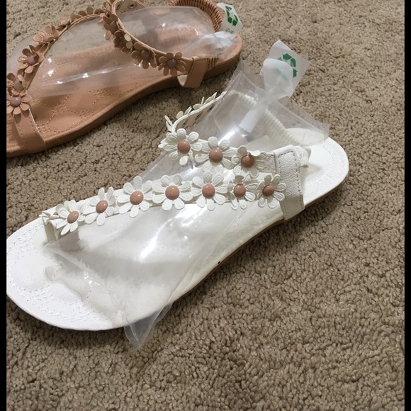 White Daisy Flip-flop Sandals - Picture 2 of 4