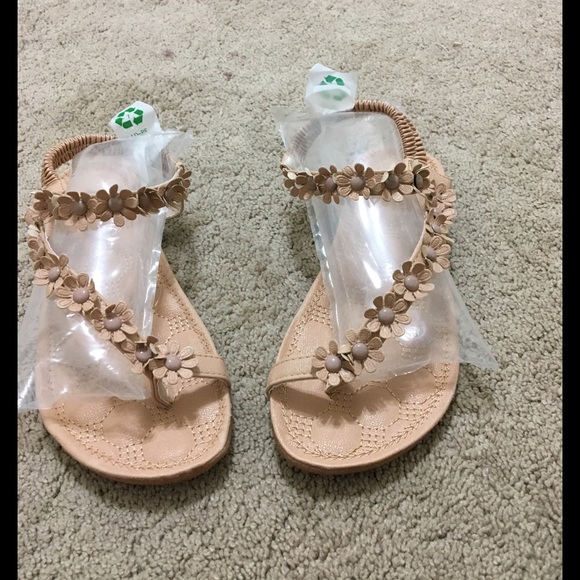 ๐HP๐Beige Daisy Flip-flop Sandal - Picture 2 of 4