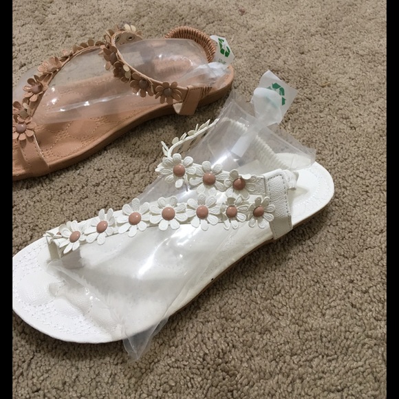 ๐HP๐Beige Daisy Flip-flop Sandal - Picture 3 of 4