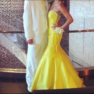 Yellow low-cut, beaded prom dress