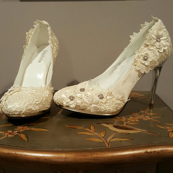 NWOT Satin & Lace Shiminnie Wedding/dress shoes