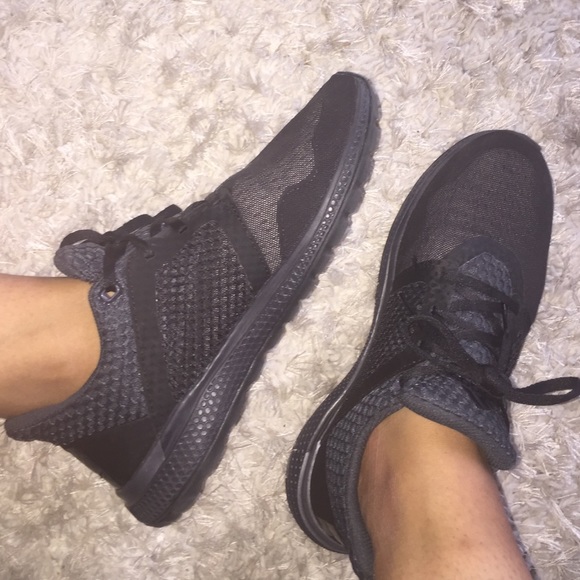 Black Adidas Bounce
