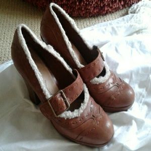 Leather pump with fur lining