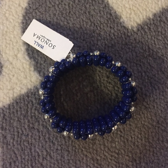 NWT Cute blue and silver finish beaded bracelet!
