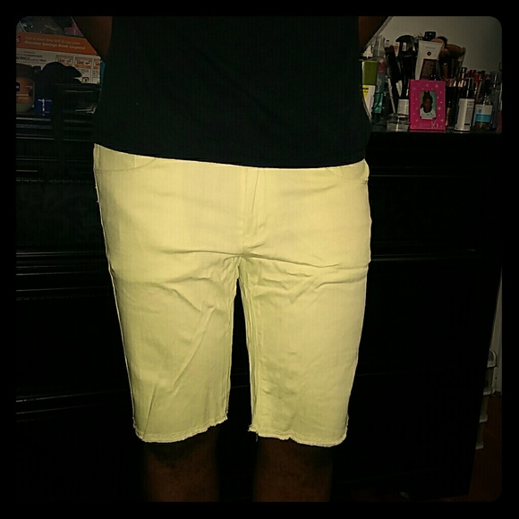 Forever 21 Men bright yellow shorts - Picture 1 of 2