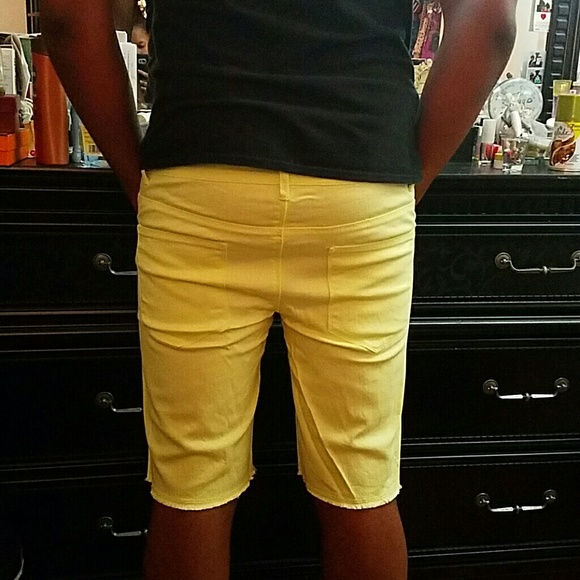 Forever 21 Men bright yellow shorts - Picture 2 of 2
