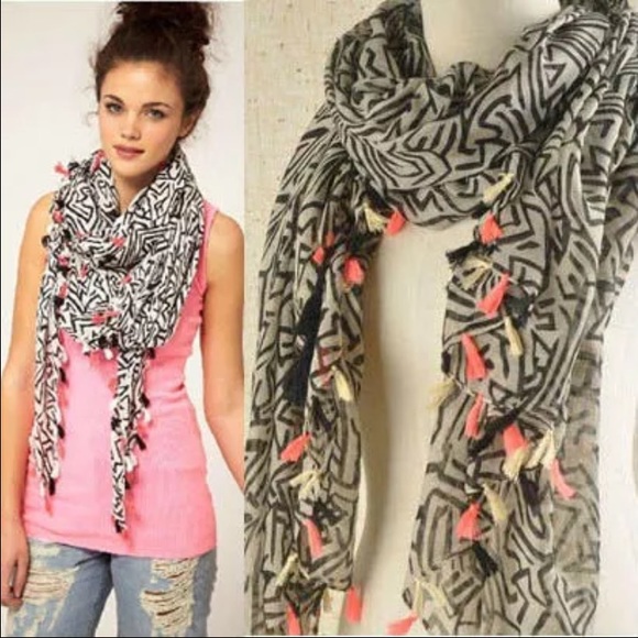 Brand New Geometric Scarf Shawl Pendant Striped - Picture 1 of 1