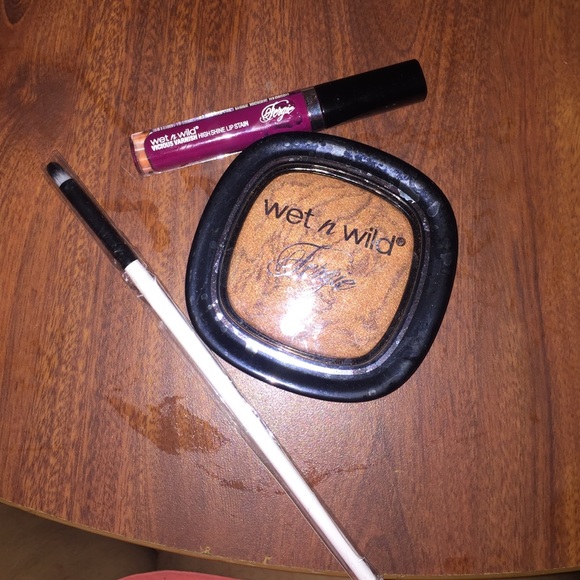 Wet n Wild Makeup Bundle + Brush