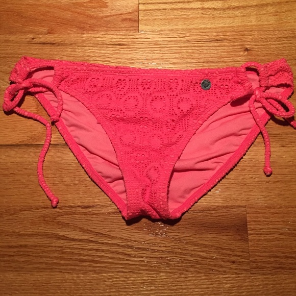 Comes with the Roxy swim suit ! - Picture 1 of 4