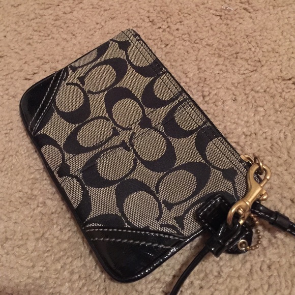 🔥FLASH SALE🔴Original black coach wristlet - Picture 2 of 3