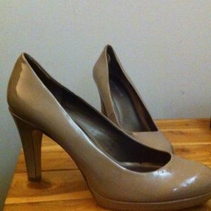 Nude Patent leather Pumps