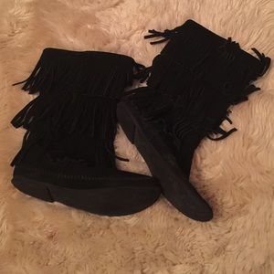 Minnetonka: Black Fringes Boot