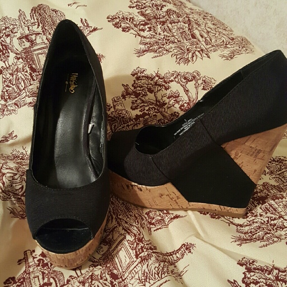 MOSSIMO SUPPLY C0. Black & Cork Wedges