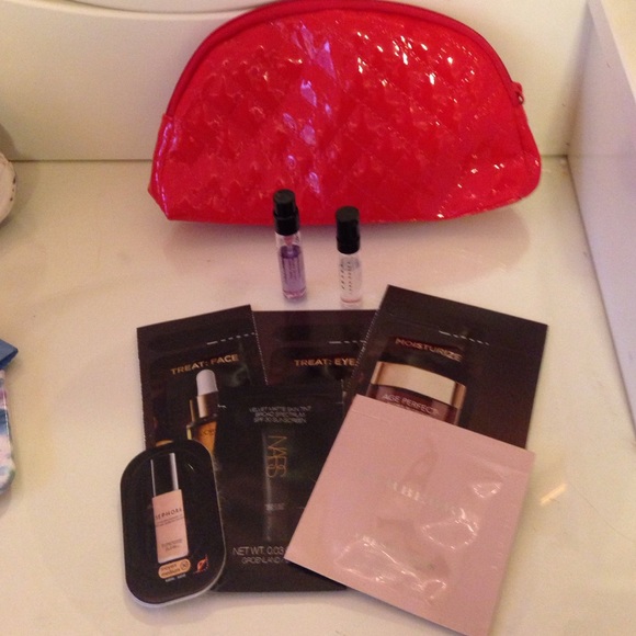 Set of samples and makeup bag