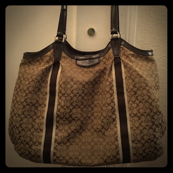Nice coach purse, normal wear.
