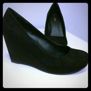 Black wedges