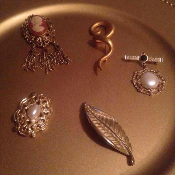 Brooch - Picture 1 of 4