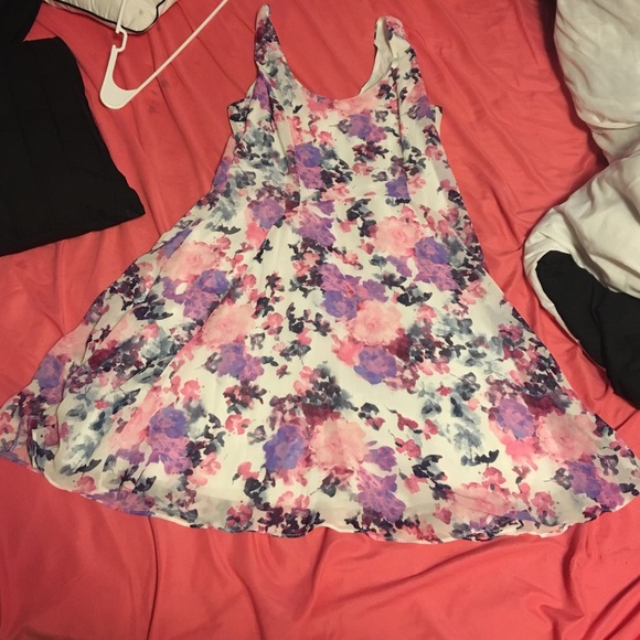 Floral dress 🌸 - Picture 1 of 2