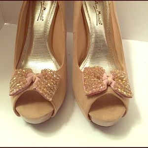 Tan sparkle bow heals