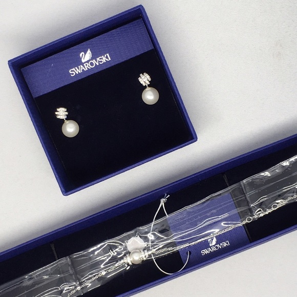 Swarovski Pearl & Crystal Ear Studs - Picture 3 of 4