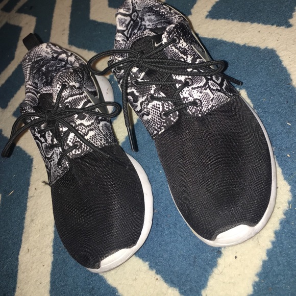 Roshe🛍🎈 - Picture 2 of 3