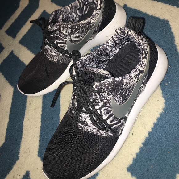 Roshe🛍🎈 - Picture 3 of 3