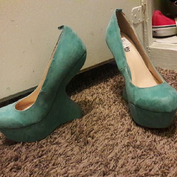 Red heels size 7 - Picture 3 of 4