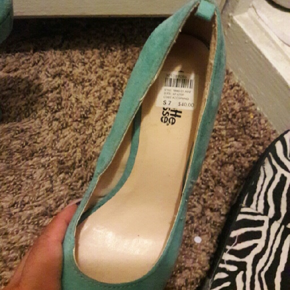 Red heels size 7 - Picture 4 of 4