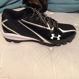 Women Under Armour Softball Cleats. Size 8.