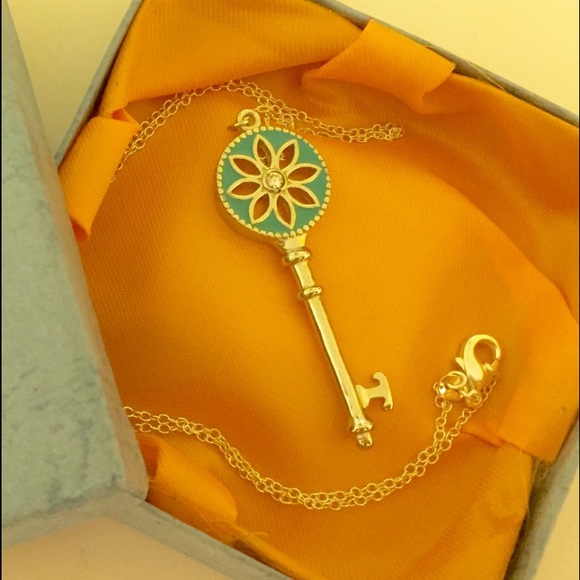 🆕SALE‼️ .925 Sterling Silver Key Necklace - Picture 2 of 3