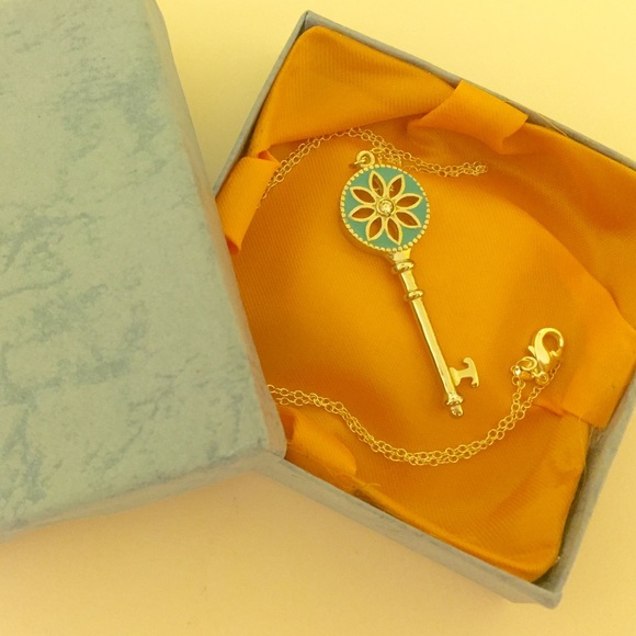 🆕SALE‼️ .925 Sterling Silver Key Necklace - Picture 3 of 3