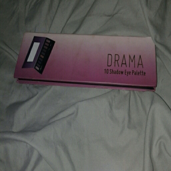 DRAMA 10 eyeshadow palette