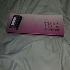 DRAMA 10 eyeshadow palette