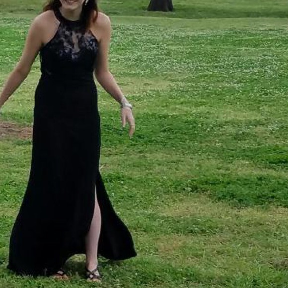 a black prom dress