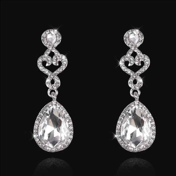 Drop earrings with crystals