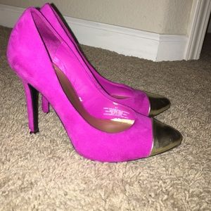 Pink and gold pointed toe heels.