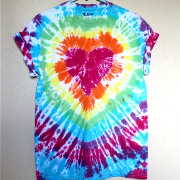 Gildan Tops - Tie Dye Rainbow Heart Adult Medium Unisex Shirt