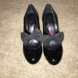 Black bow heels