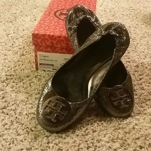 Tori Burch Reva flat metallic