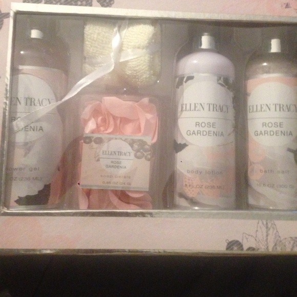 Ellen Tracy Bath Set