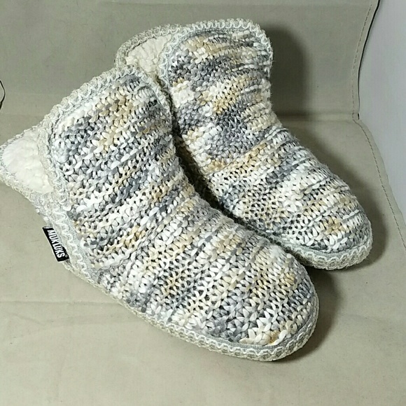 Mukluks Shoes - MUKLUKS Sz Small Grey & Cream Sweater Slippers