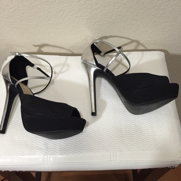 ❌SOLD❌ New Black & Silver Peep Toe Heels Size 9 - Picture 4 of 4