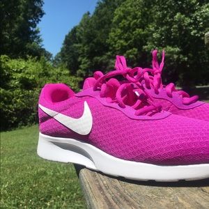 Nike tanjuns (w) size 9 never been worn