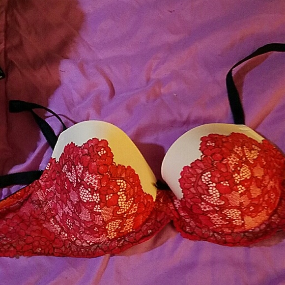 VS BRA. NEVER WORN!
