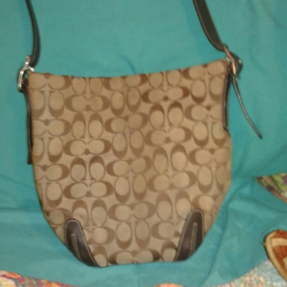 A CLASSIC COACH PURSE - Picture 2 of 4