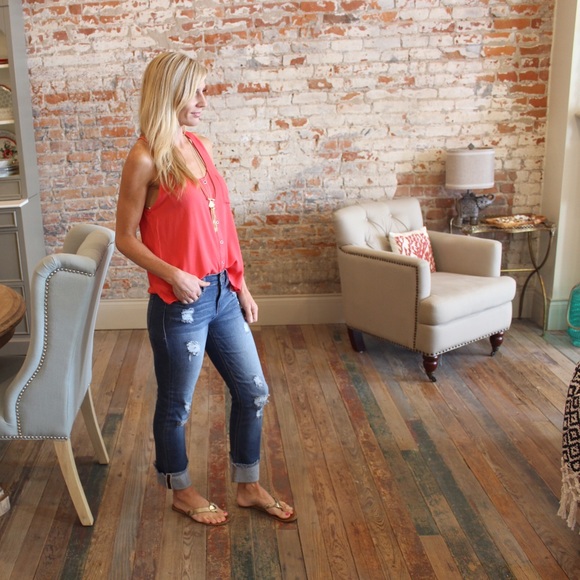 ✨restocked✨Distressed mid rise boyfriend jean - Picture 2 of 4